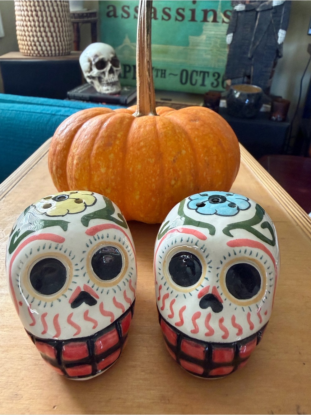 Hand-Painted Ceramic Sugar Skull Salt & Pepper Shakers. Día de los muertos